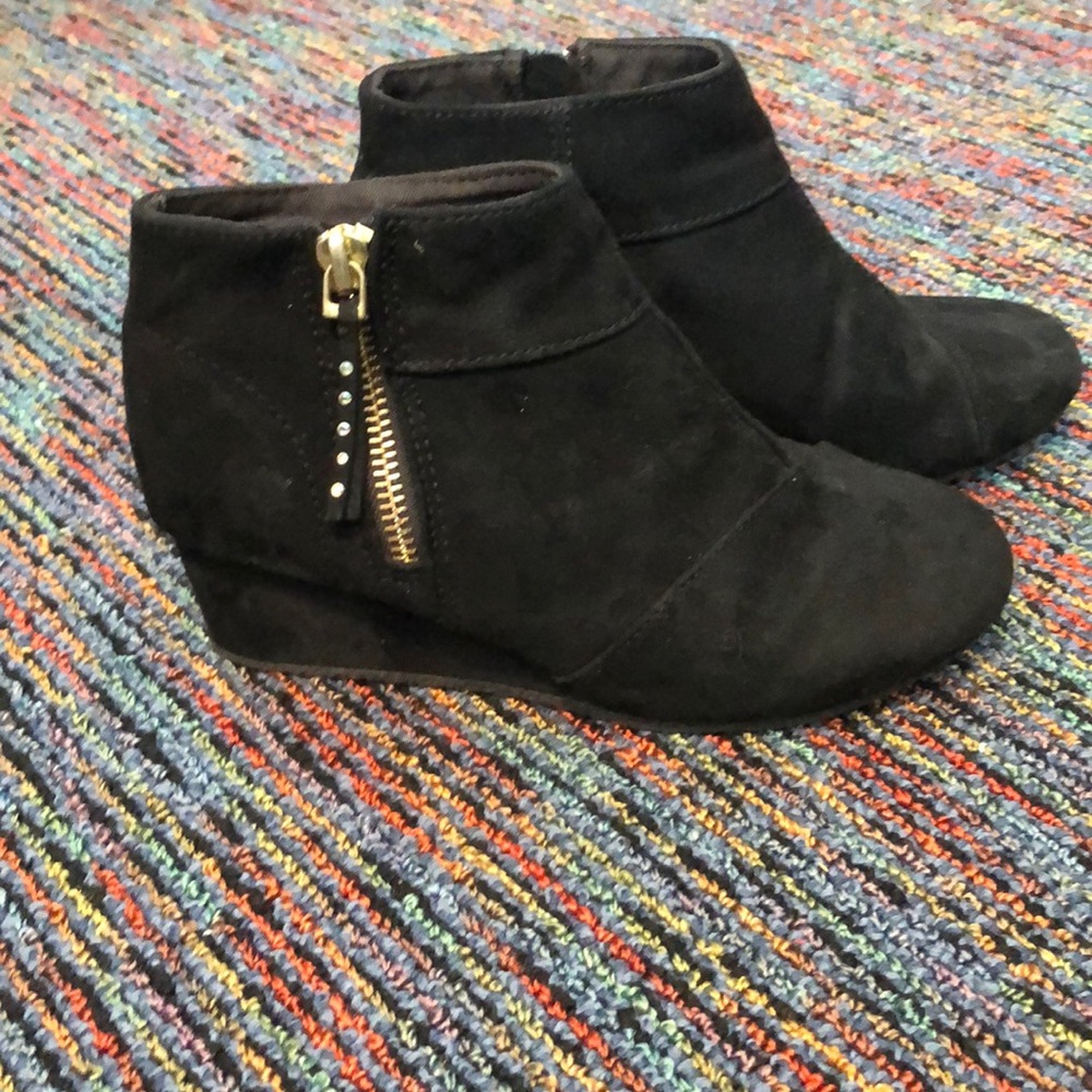 Lil girls Booties with a lil wedge size 1